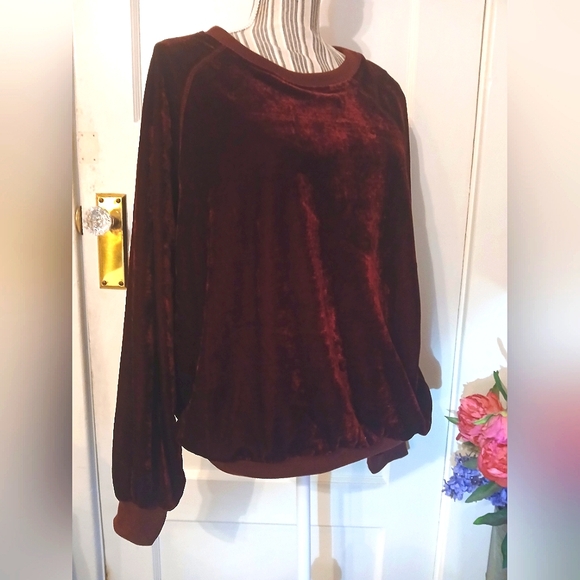 Umgee red velvet sweatshirt - l/xl - Picture 3 of 3